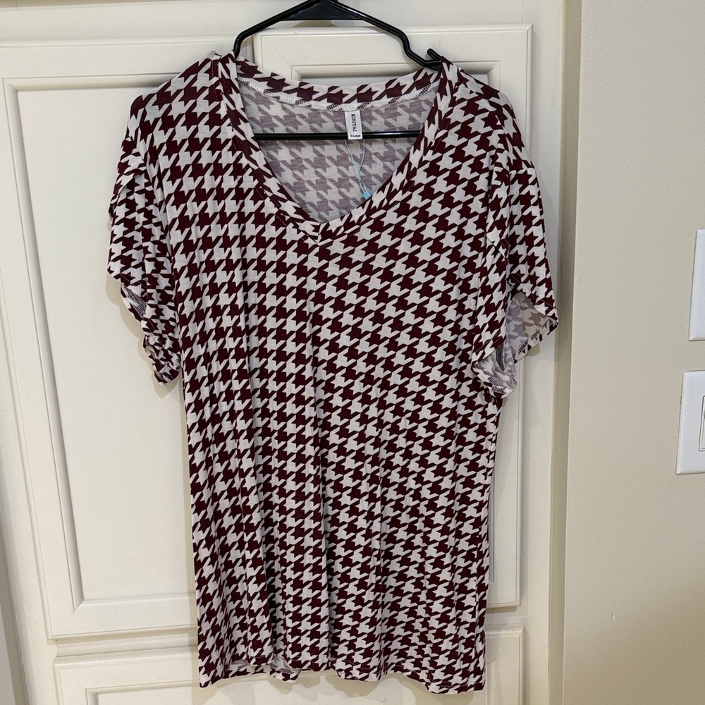 Chic Burgundy Houndstooth V-Neck Tee